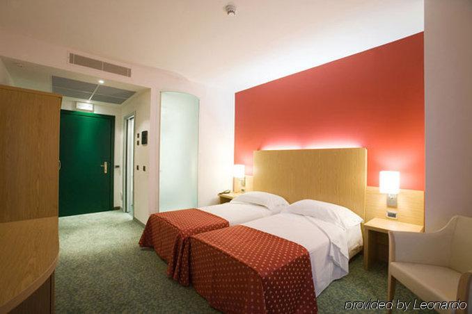 Hotel Senator กอร์กอนโซลา ห้อง รูปภาพ