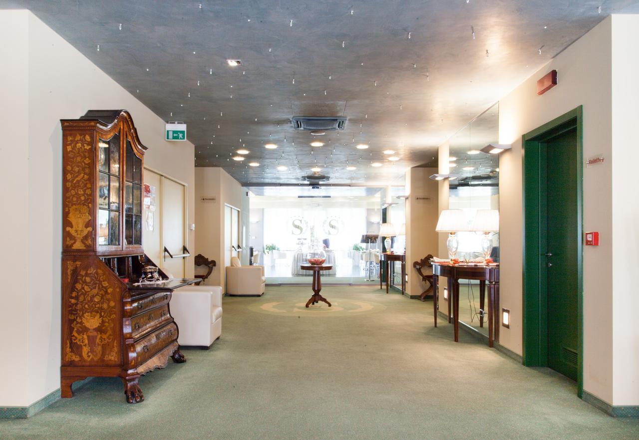 Hotel Senator กอร์กอนโซลา ภายนอก รูปภาพ