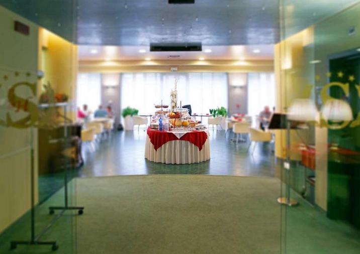 Hotel Senator กอร์กอนโซลา ภายนอก รูปภาพ