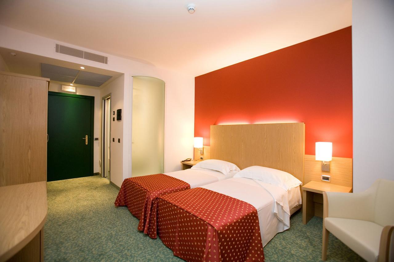 Hotel Senator กอร์กอนโซลา ภายนอก รูปภาพ