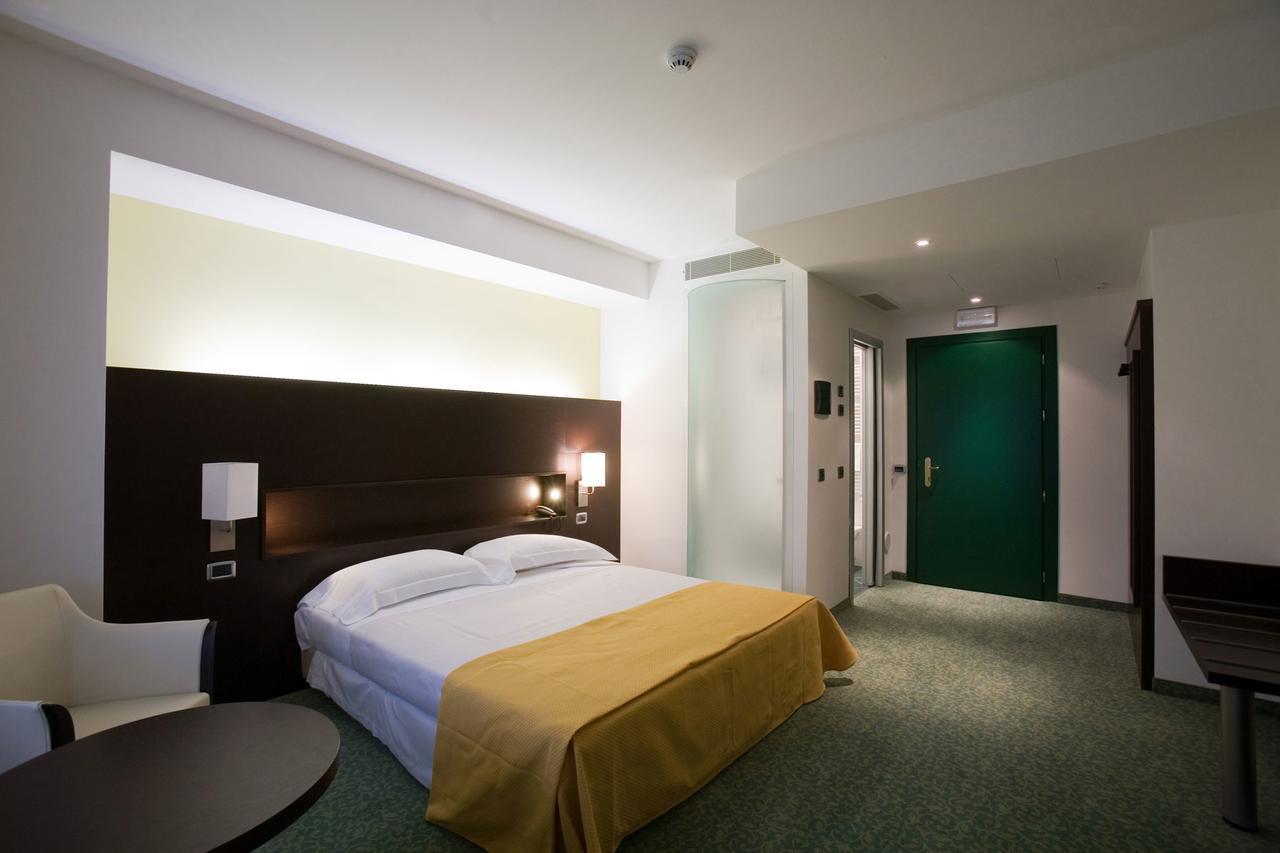 Hotel Senator กอร์กอนโซลา ภายนอก รูปภาพ
