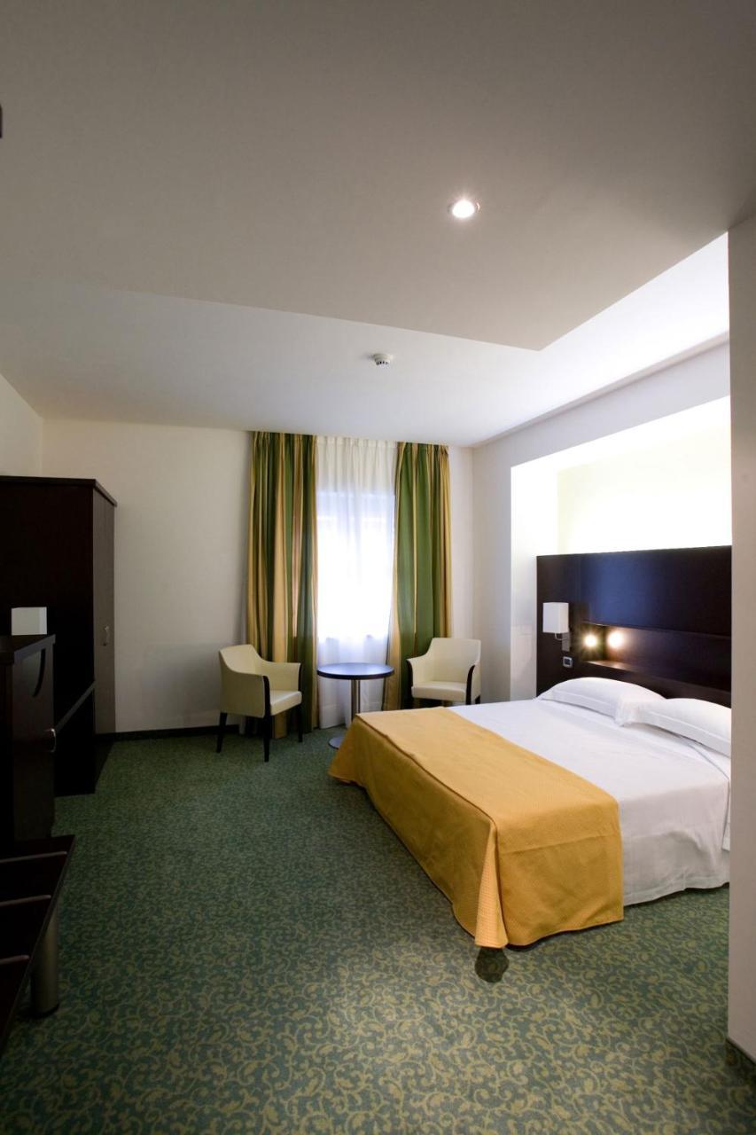 Hotel Senator กอร์กอนโซลา ภายนอก รูปภาพ